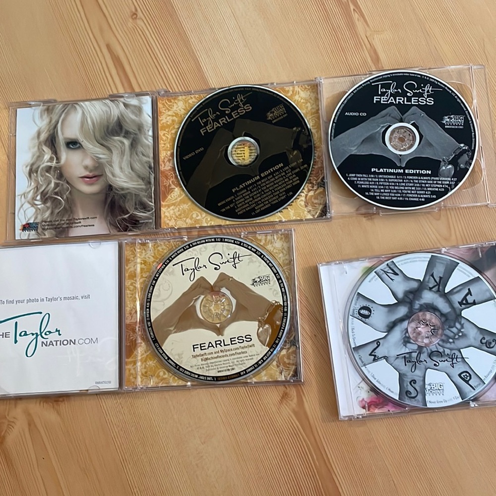 4 Taylor swift cds and poster